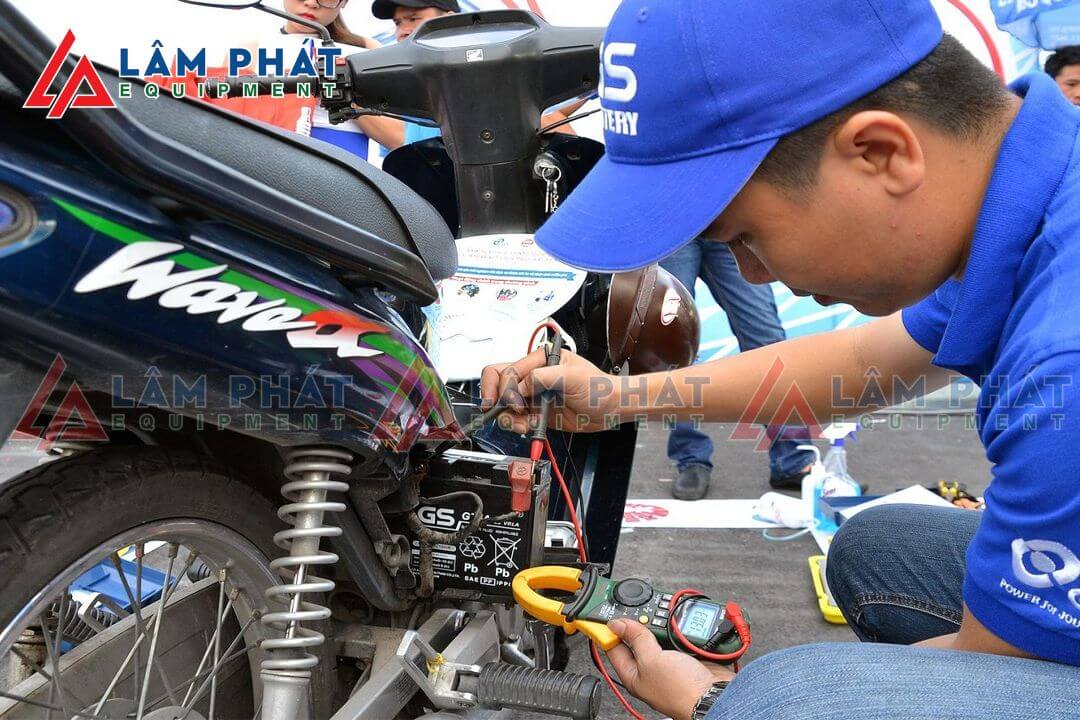 Thay cục sạc xe máy giá bao nhiêu?