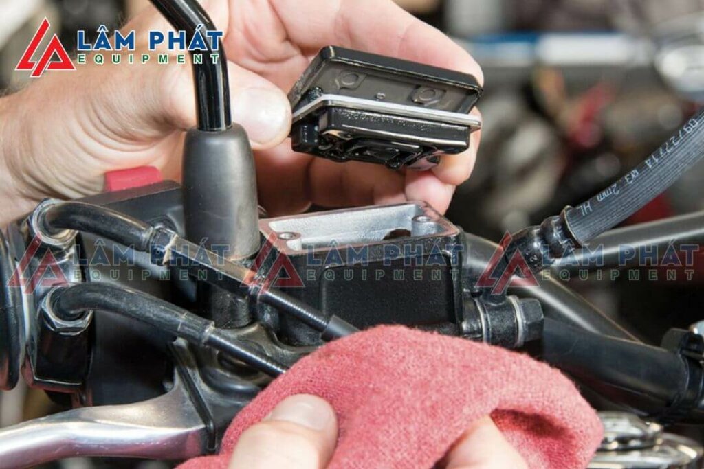 thay dầu thắng đĩa xe máy bao nhiêu tiền