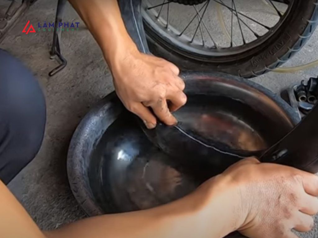 Kiểm tra lỗ thủng ở ruột xe