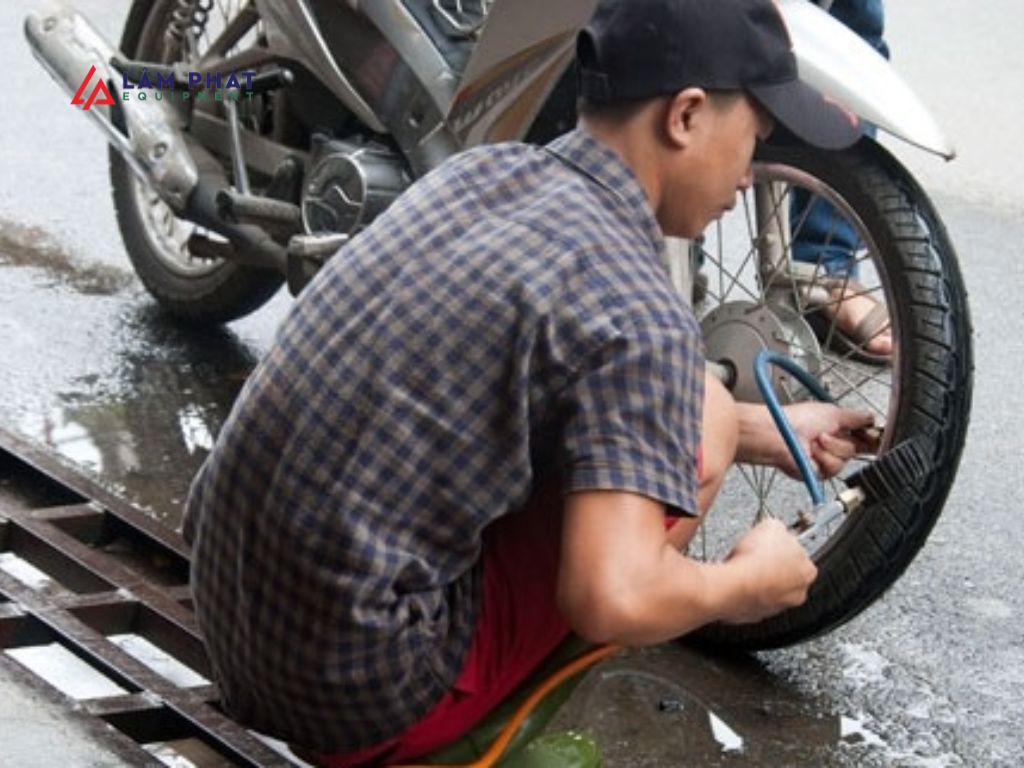Bơm hơi sau khi thay ruột xe