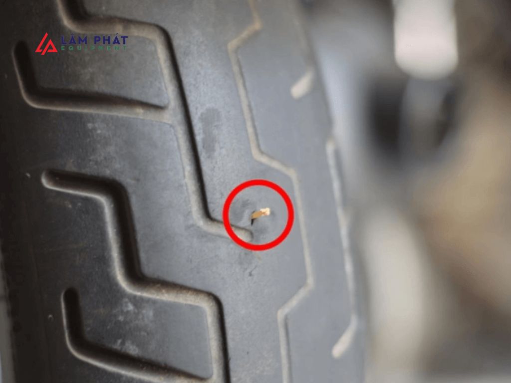 Ruột xe máy bị đinh đâm thủng 