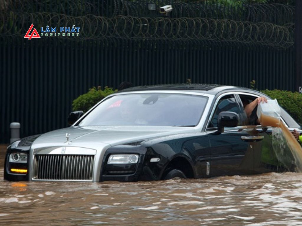 Một thao tác sai khi xe bị ngập có thể khiến bạn phải thay cả động cơ. Đọc ngay để tránh sai lầm nghiêm trọng.