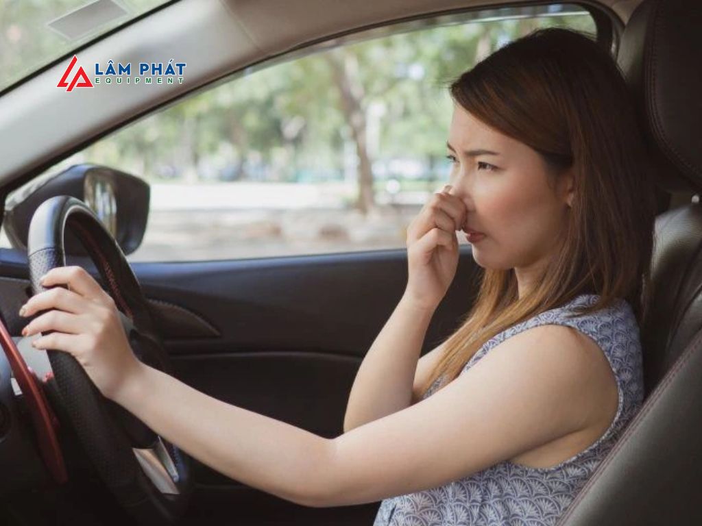 Nội thất có mùi ẩm mốc hoặc nước hoa nồng là dấu hiệu xe từng ngập nước; mùi thơm thường được dùng để che đậy mùi hôi còn lại trong khoang cabin.