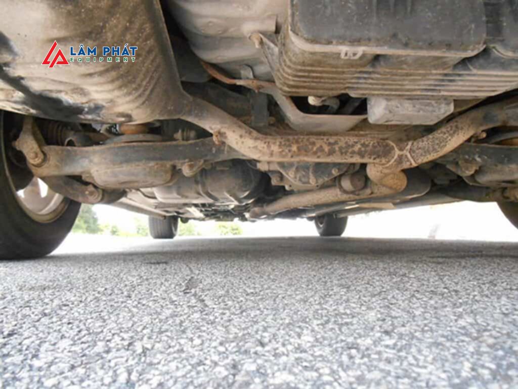Ốc bắt ống xả và các chi tiết dưới gầm dễ gỉ sét sau khi xe bị ngập nước. Quan sát vết gỉ, oxy hóa giúp phát hiện dấu hiệu xe từng bị thủy kích.