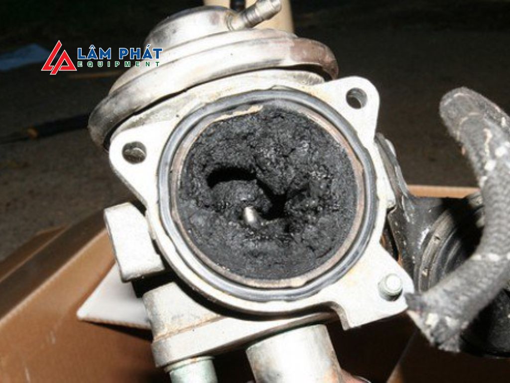 Để đảm bảo hệ thống EGR vận hành ổn định, người dùng nên thực hiện kiểm tra định kỳ. Dưới đây là các bước kiểm tra thủ công: