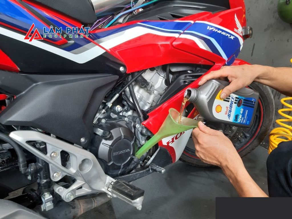 Thay nhớt định kỳ, bảo dưỡng xe thường xuyên để kéo dài tuổi thọ các chi tiết xe