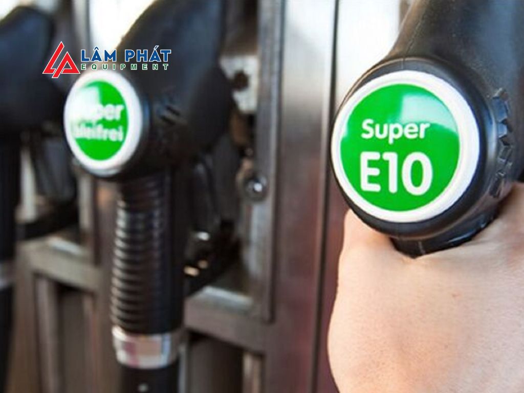 Xăng E10 rẻ hơn nhưng có đáng dùng? Những ưu nhược điểm ít ai biết sẽ khiến bạn phải cân nhắc kỹ trước khi đổ đầy bình. Đọc bài viết ngay!