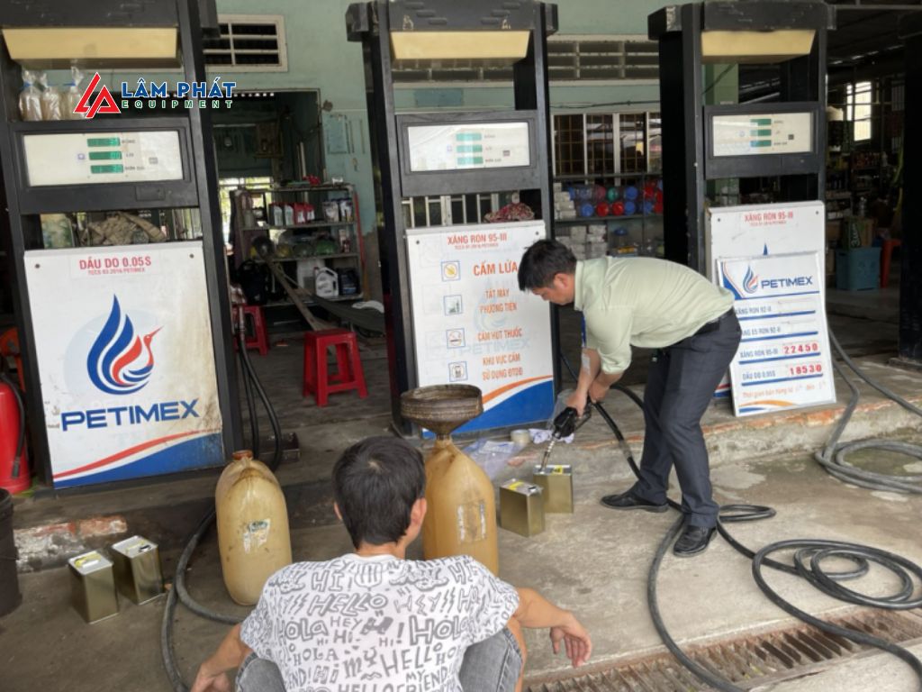 Xăng chứa nhiều tạp chất hoặc không đạt tiêu chuẩn dễ làm biến dạng đầu cao su pontu.