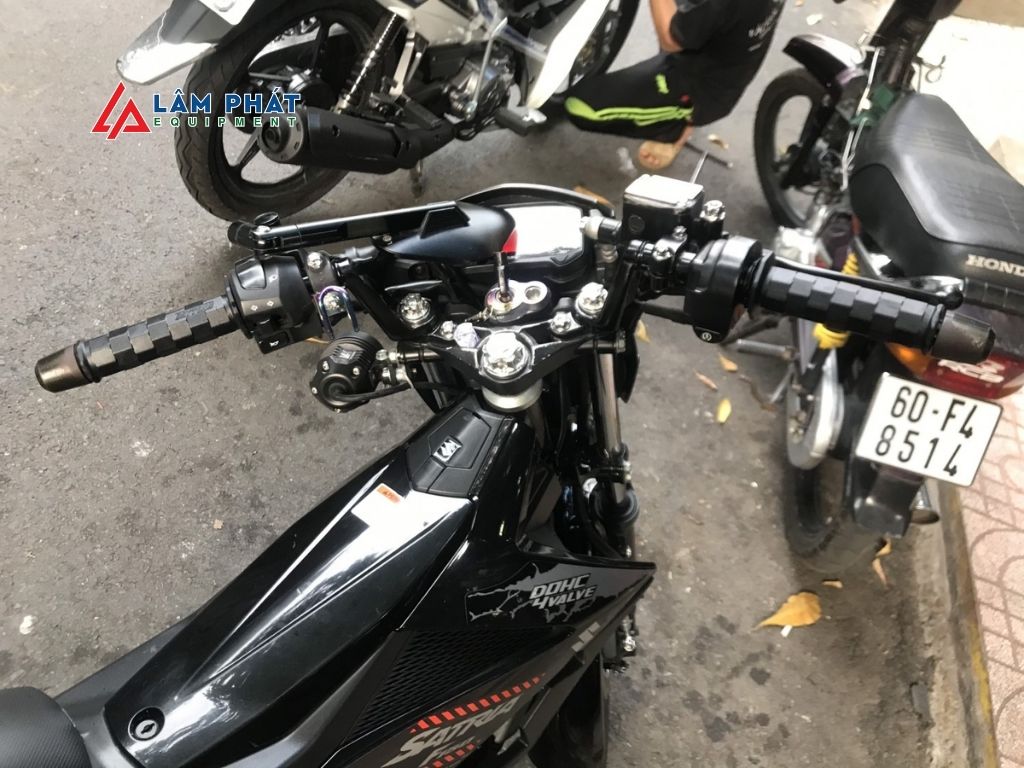 Hãy cẩn thận! Một va chạm nhỏ cũng đủ khiến chảng ba cong vênh, ảnh hưởng đến toàn bộ hệ thống điều khiển.
