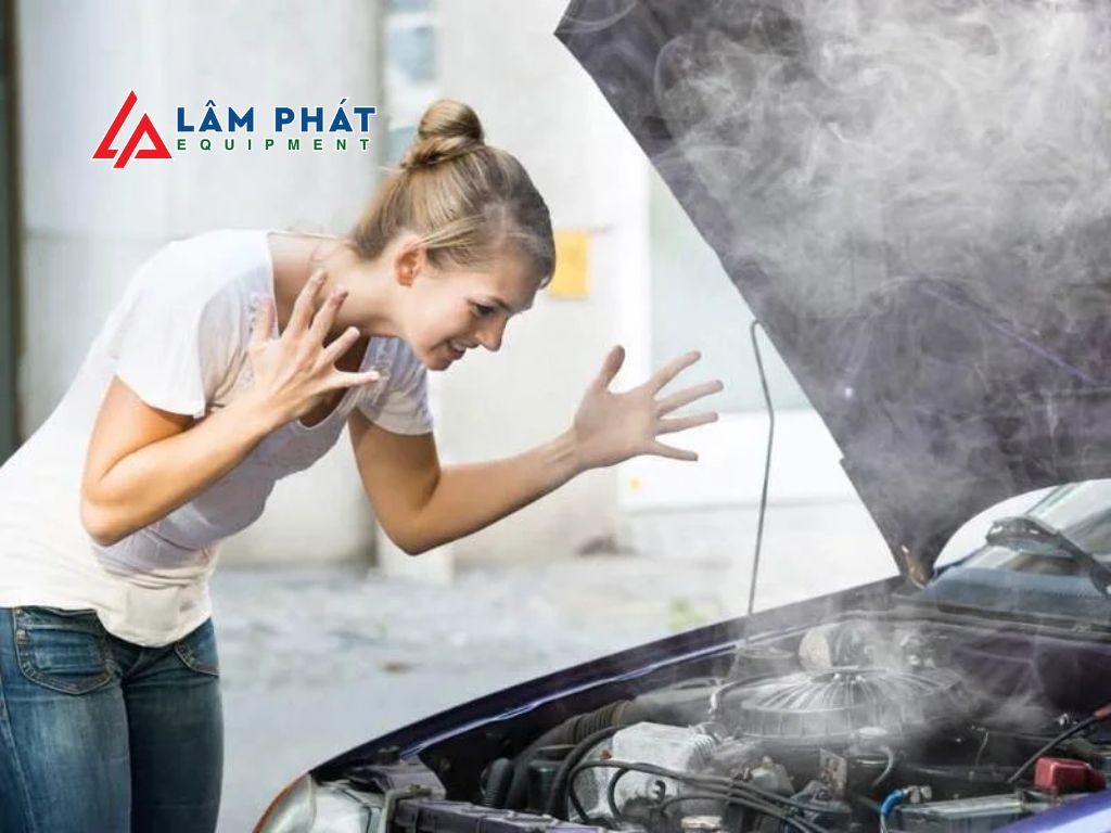 Tại sao xe chạy nóng rồi bốc mùi lạ? Nguyên nhân có thể đến từ dầu nhớt, két nước hoặc lọc gió – bài viết này sẽ giúp bạn hiểu rõ từng trường hợp!