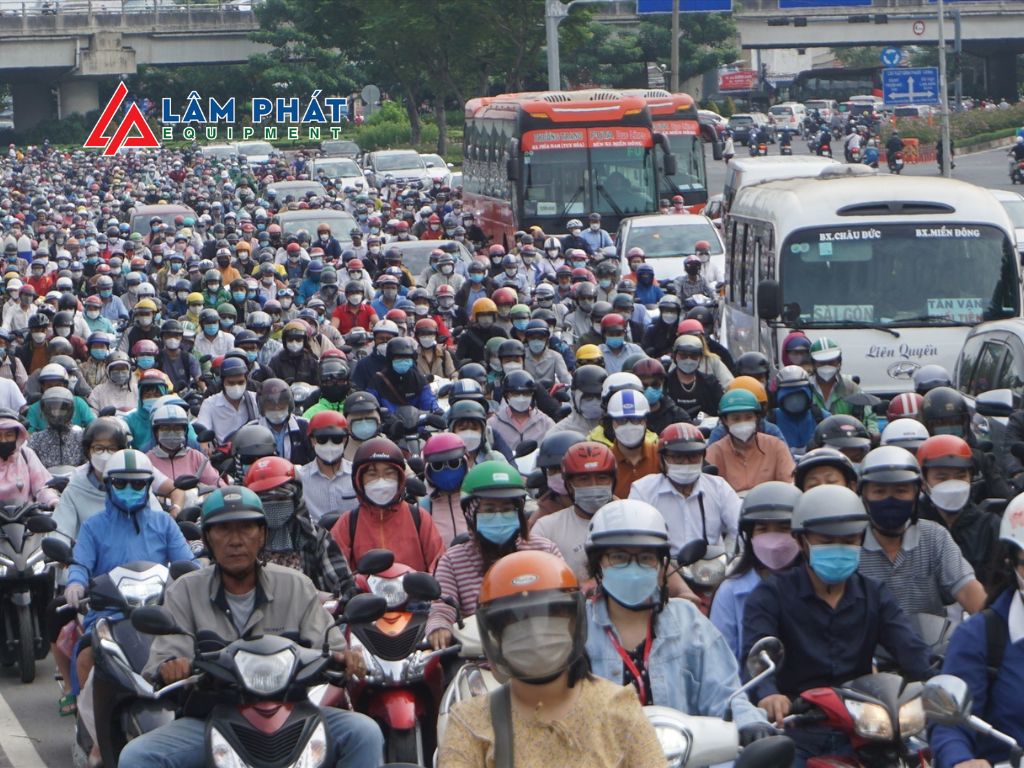 Kẹt xe, xe bật liên tục, đề ga và nhích từng bước dù xe mới như thế nào kẹt 2 tiếng cũng nóng và ảnh hưởng đến xe