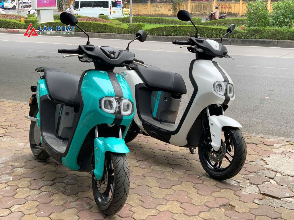 Trong bối cảnh xe bị chảy xăng ngày càng trở thành mối quan ngại phổ biến đối với người sử dụng xe máy truyền thống, xe máy điện nổi lên như một giải pháp thay thế hiện đại, an toàn và thân thiện với môi trường.