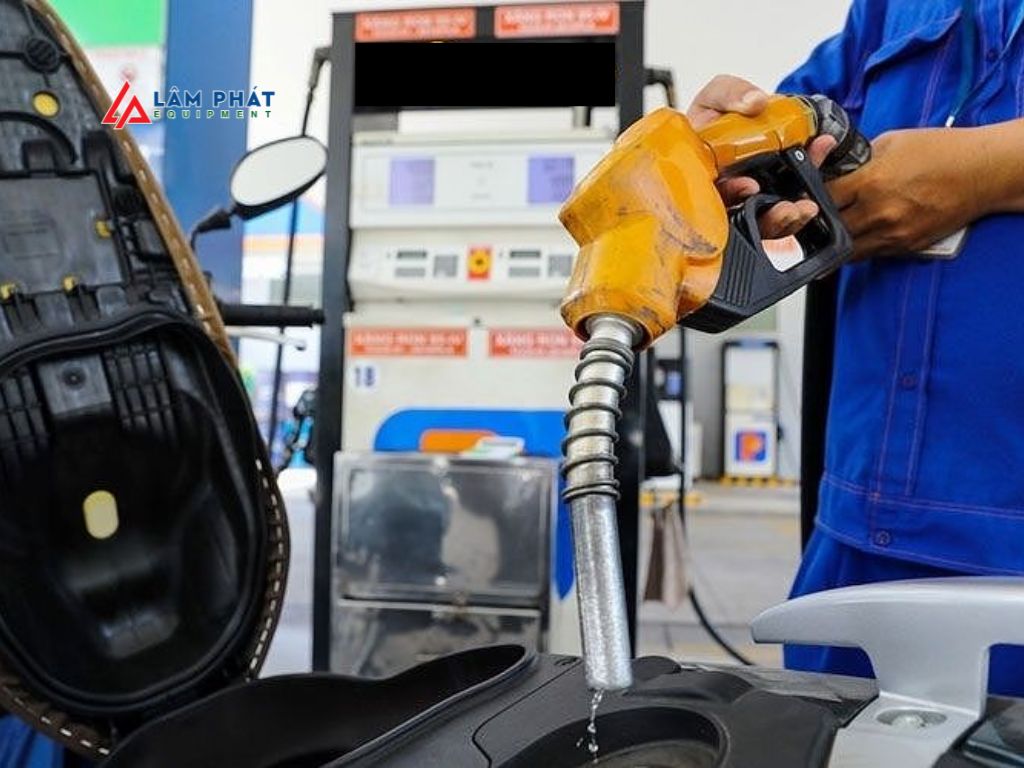 Để xác định 1 lít xăng xe máy đi được bao nhiêu km, người dùng có thể áp dụng phương pháp thủ công theo các bước sau: