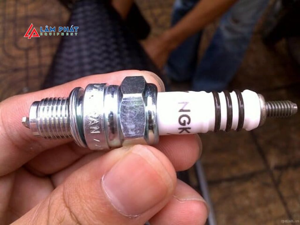 Khi bugi bị ướt do ngộp xăng hoặc nhiễm nước, sẽ không tạo được tia lửa.