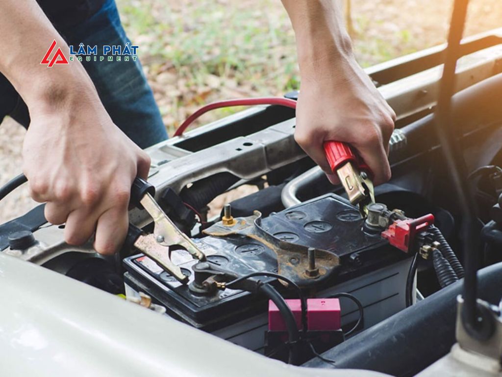 Việc bảo dưỡng định kỳ hệ thống điện và bình ắc quy, đặc biệt trước mỗi chuyến đi xa, sẽ giúp bạn tránh khỏi những sự cố không mong muốn và duy trì hiệu suất khởi động ổn định cho xe.