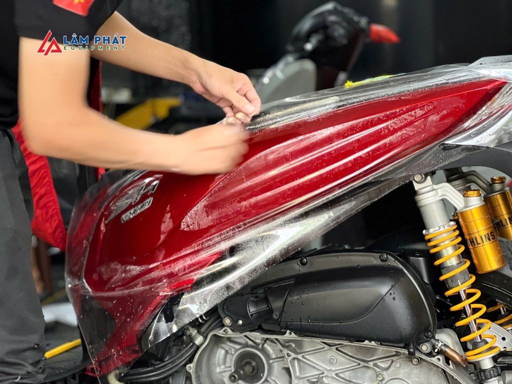 Dán PPF giúp tránh khỏi các tác nhân từ môi trường bên ngoài gây hư hỏng trầy xước, ăn mòn sơn.