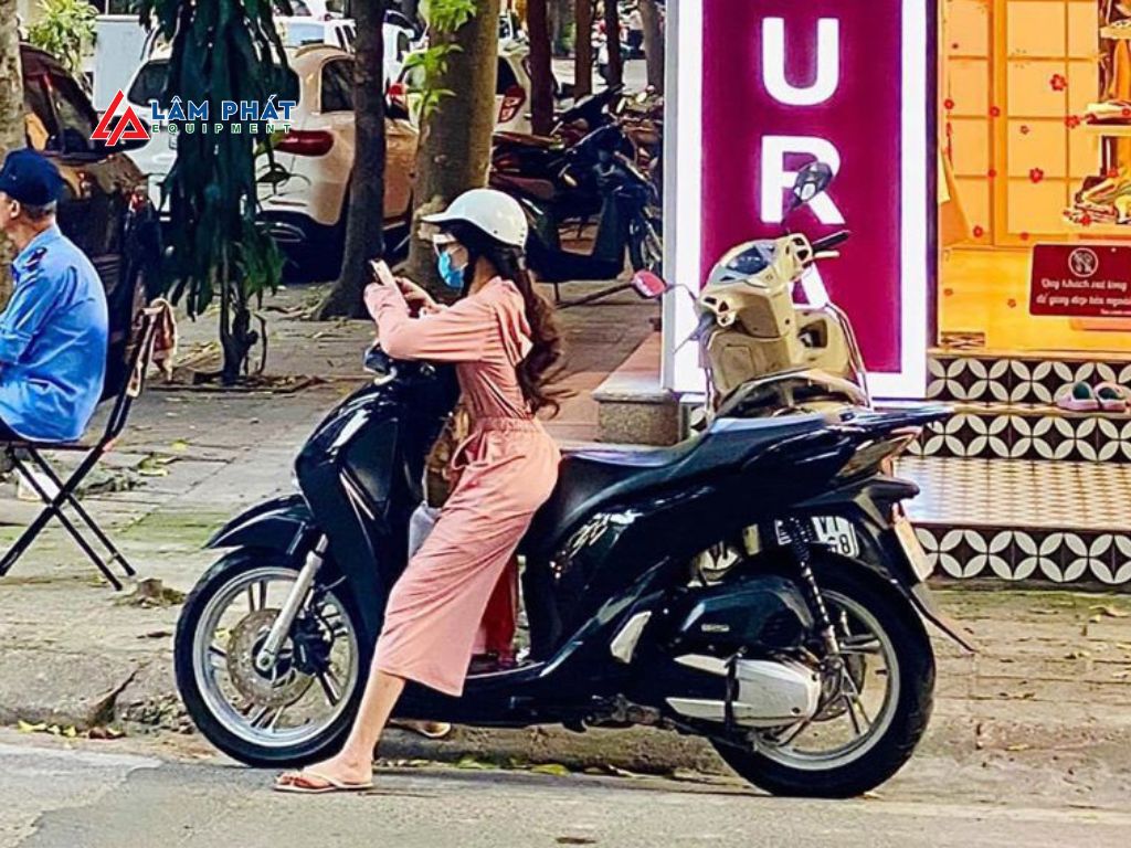 Phụ nữ đa số có chiều cao khá khiêm tốn so với đàn ông nên phù hợp với chiều cao yên SH Mode, nhưng không phù hợp với SH 125i/160i